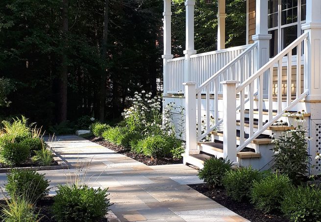 Trottoir de pierre entrée de maison