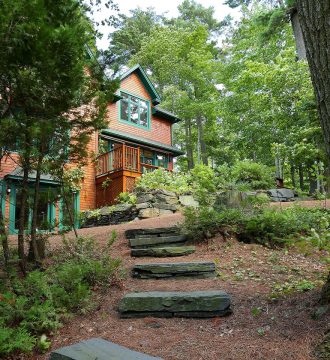 Paysagiste aménagement Sherbrooke Ambiance forêt enchantée chalet boisé pin marches ardoise
