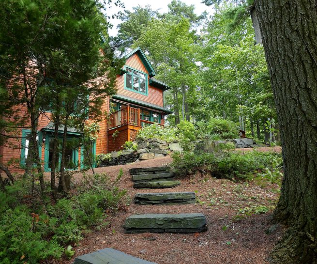 Paysagiste aménagement Sherbrooke Ambiance forêt enchantée chalet boisé pin marches ardoise