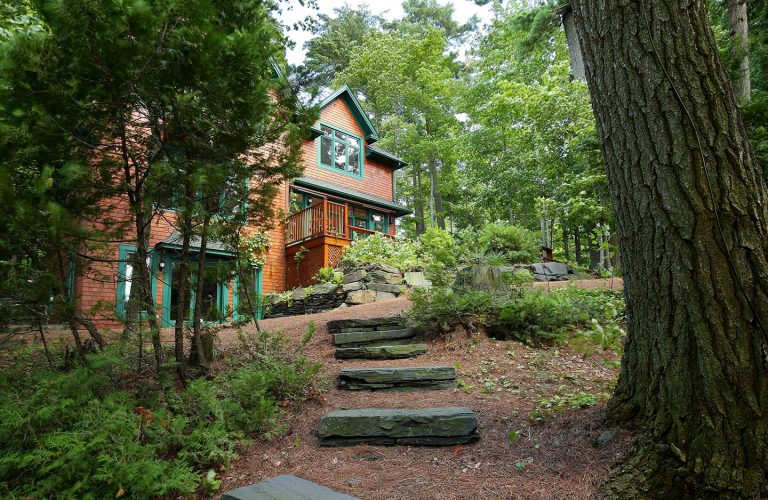 Paysagiste aménagement Sherbrooke Ambiance forêt enchantée chalet boisé pin marches ardoise