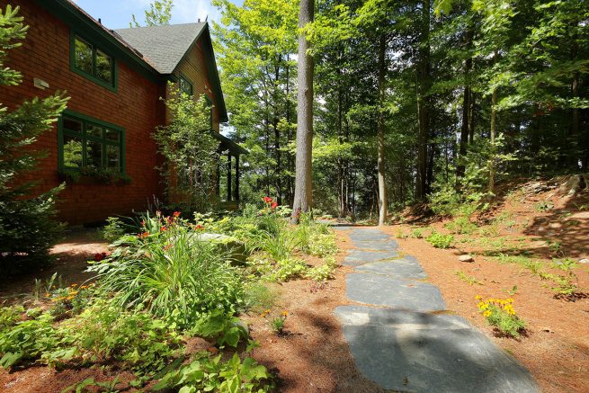 Paysagiste aménagement Sherbrooke Ambiance forêt enchantée entrée pas japonais ardoise pin
