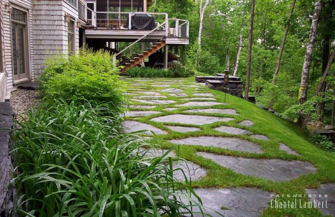 sentier d'ardoise dans le gazon