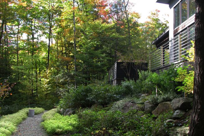 Paysagiste aménagement Sherbrooke En équilibre sllée galet hakonoclea boisé