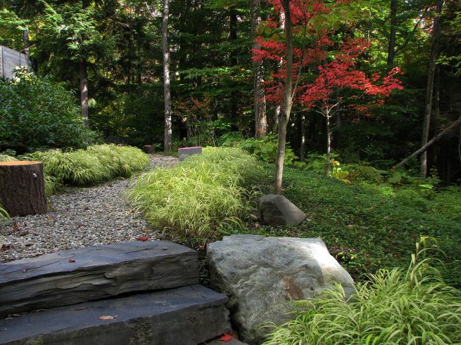 Paysagiste aménagement Sherbrooke En équilibre allée marches ardoises galet érable rouge 2