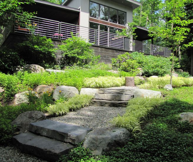 Paysagiste aménagement Sherbrooke En équilibre boisé maison moderne galet allée marches ardoises 3