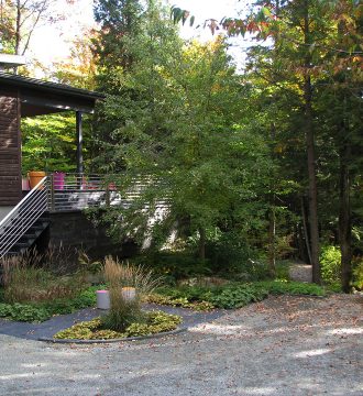 Paysagiste aménagement Sherbrooke En équilibre stationnement d'auto boisé maison contemporaine 1