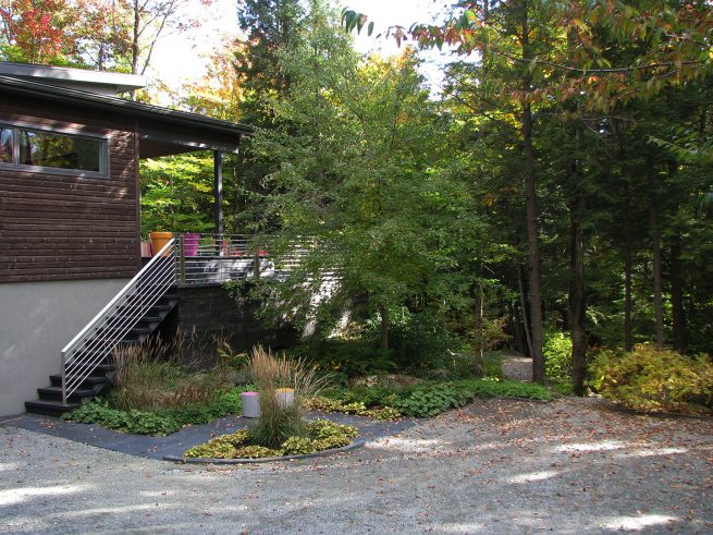Paysagiste aménagement Sherbrooke En équilibre stationnement d'auto boisé maison contemporaine 1