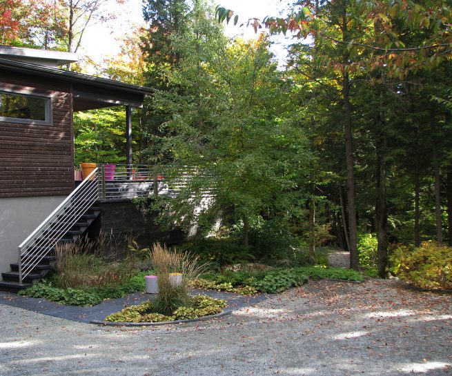 Paysagiste aménagement Sherbrooke En équilibre stationnement d'auto boisé maison contemporaine 1