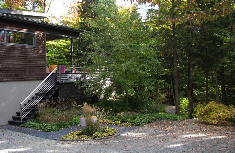Paysagiste aménagement Sherbrooke En équilibre stationnement d'auto boisé maison contemporaine 1