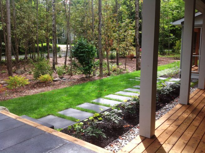 Paysagiste aménagement Entrées invitantes dallage boisé moderne