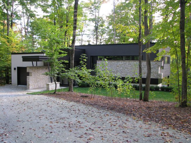 Paysagiste aménagement entrées invitantes maison contemporaine architecte boisé