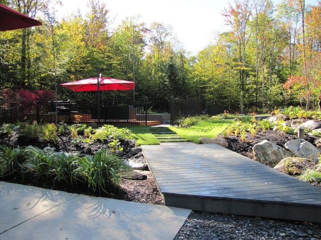 Paysagiste aménagement entrées invitantes pont boisparasol rouge