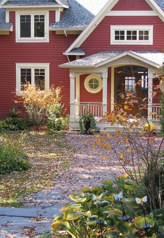 Paysagiste aménagement Sherbrooke Gris ardoise façade ardoise automne pilier pierre