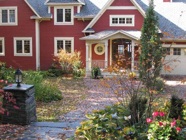 Paysagiste aménagement Sherbrooke Gris ardoise façade ardoise automne pilier pierre