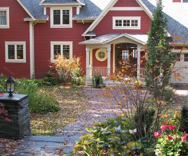 Paysagiste aménagement Sherbrooke Gris ardoise façade ardoise automne pilier pierre
