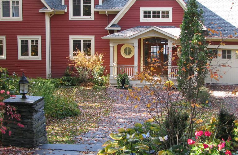 Paysagiste aménagement Sherbrooke Gris ardoise façade ardoise automne pilier pierre