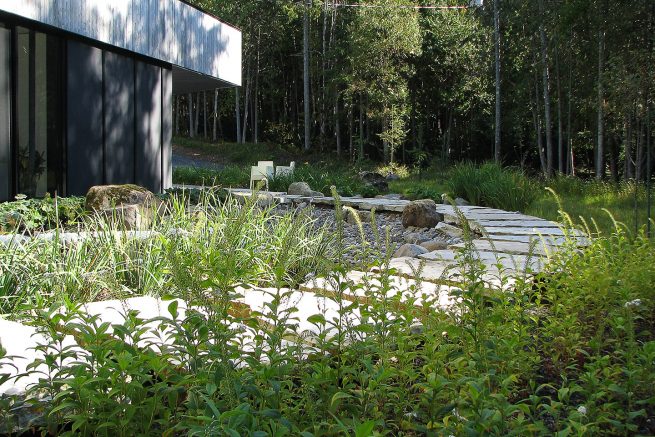 Paysagiste aménagement Sherbrooke Les pas perdus maison architecte lac pierre silice Galet nature 4
