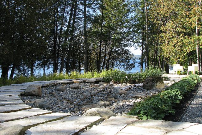 Paysagiste aménagement Sherbrooke Les pas perdus pierre de silice lac verdure galet 3