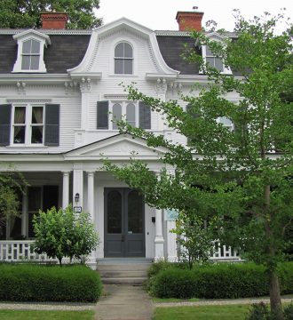 Paysagiste aménagement Sherbrooke Maison Morey maison ancestrale buis taille entrée 1