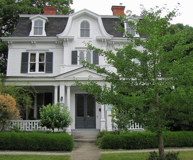 Paysagiste aménagement Sherbrooke Maison Morey maison ancestrale buis taille entrée 1