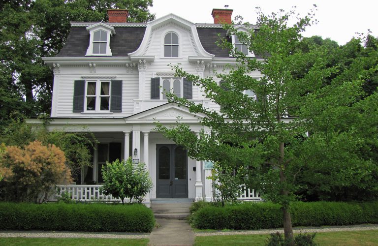 Paysagiste aménagement Sherbrooke Maison Morey maison ancestrale buis taille entrée 1