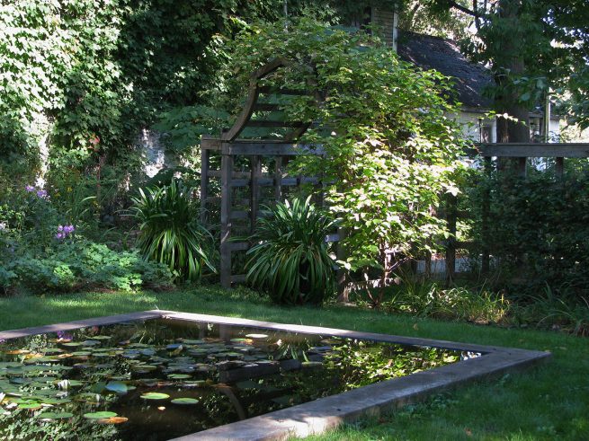 Paysagiste aménagement Sherbrooke Maison Morey bassin nénuphar arche en bois 5