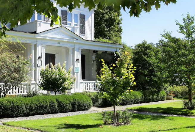 Paysagiste aménagement Sherbrooke Maison Morey jardin classique ancestral buis 2