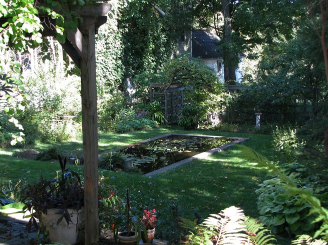 Paysagiste aménagement Sherbrooke Maison Morey jardin de ville bassin béton miroir 3