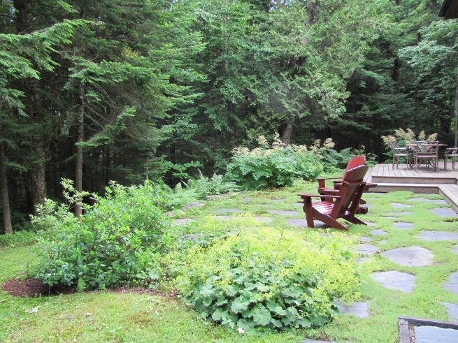 Paysagiste aménagement Sherbrooke Modernité chaise détente boisé fougère