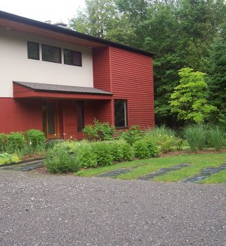 Paysagiste aménagement Sherbrooke Modernité maison contemporaine entrée boisé