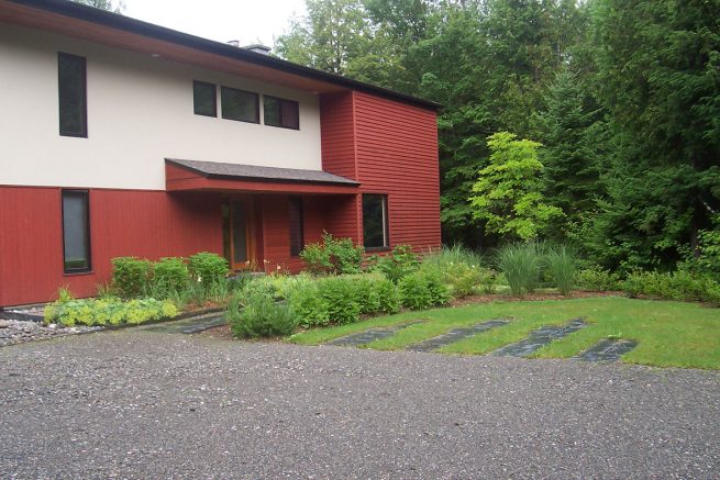 Paysagiste aménagement Sherbrooke Modernité maison contemporaine entrée boisé