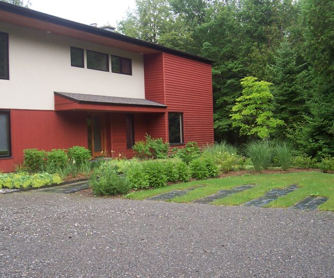 Paysagiste aménagement Sherbrooke Modernité maison contemporaine entrée boisé