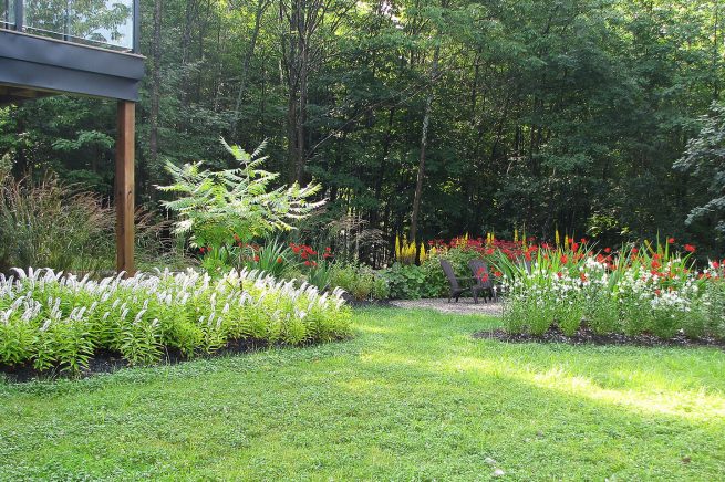 Paysagiste aménagement Sherbrooke Vibrato ambiance jardin aire de feu rouge blanc 1