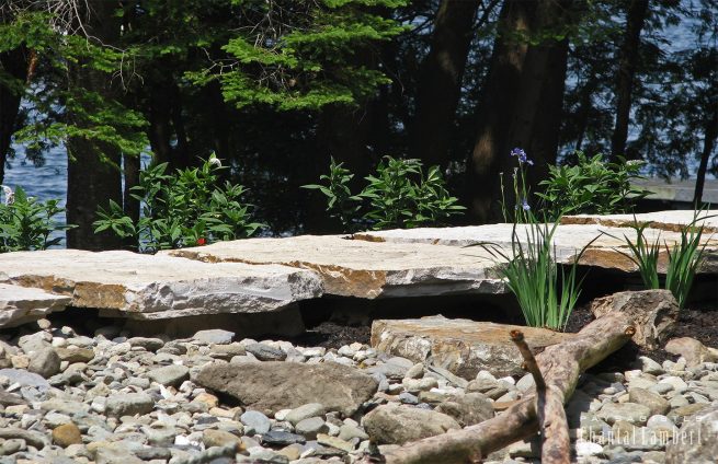 sentier flottant pierres de silice et iris