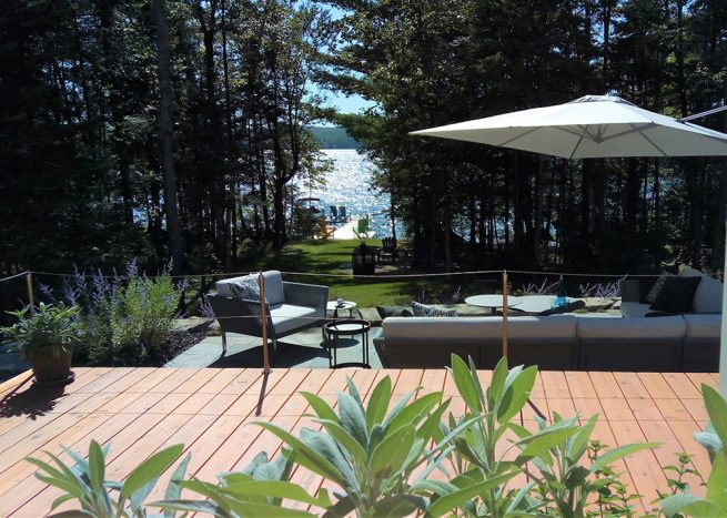 terrasse de bois face au lac