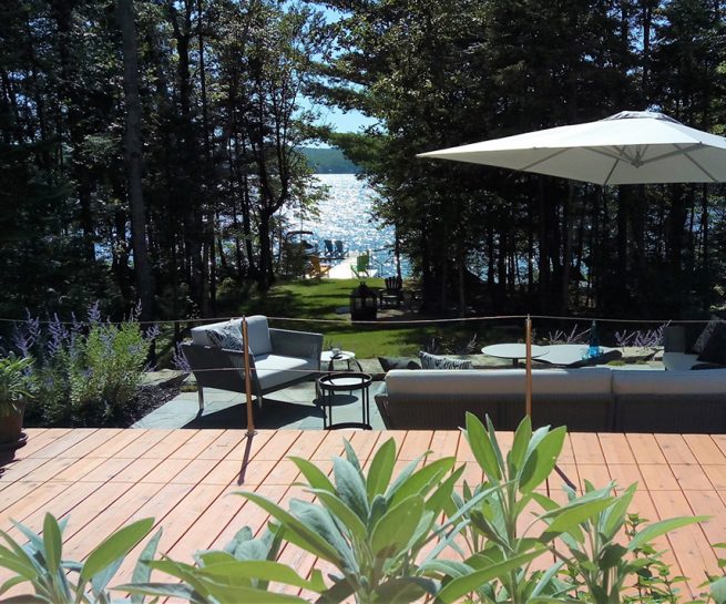 terrasse de bois face au lac