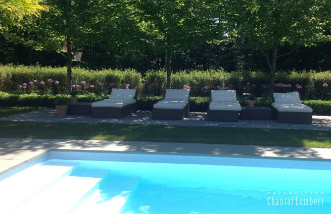 chaises longues près de la piscine creusée