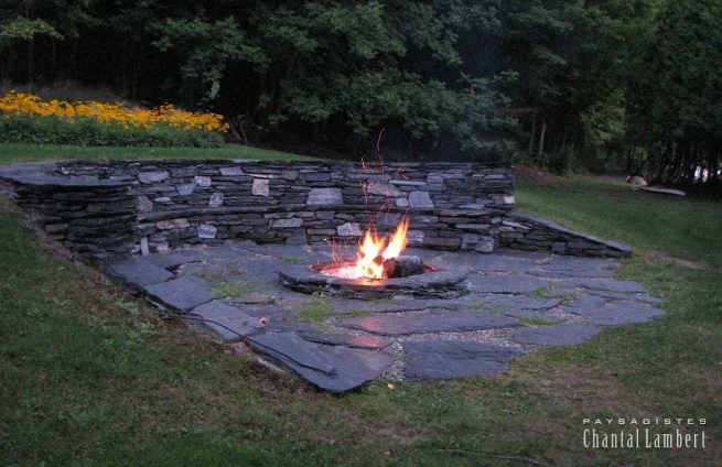 place de feu en pierre et en pente