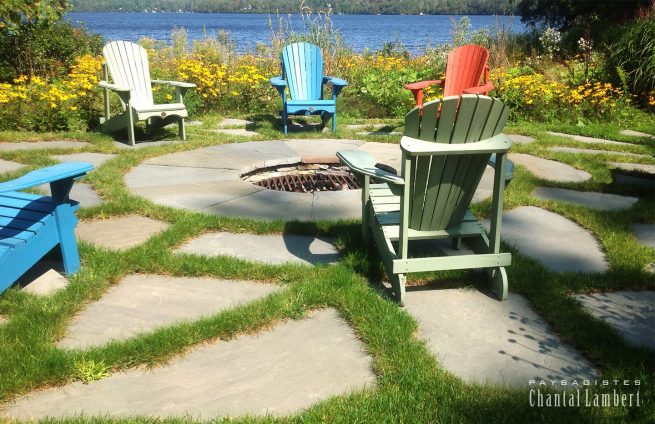 place-de-feu-face-au-lac.