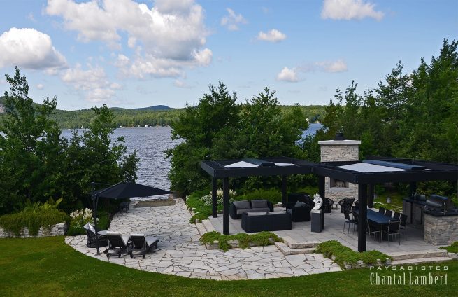 Cuisine d'été avec foyer extérieur