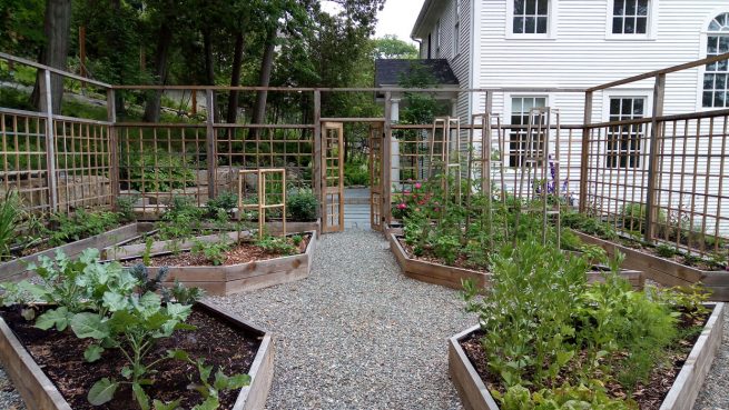 Potager et jardin en façade de maison