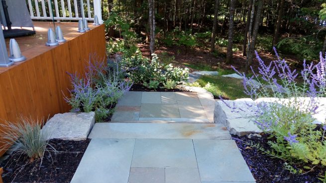 Escalier pierre de silice et rampe vitrée