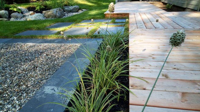 Aménagement cour arrière patio de bois et pierre