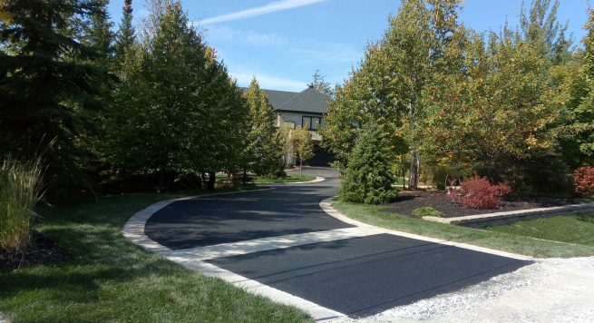 Entrée en asphalte et pavé