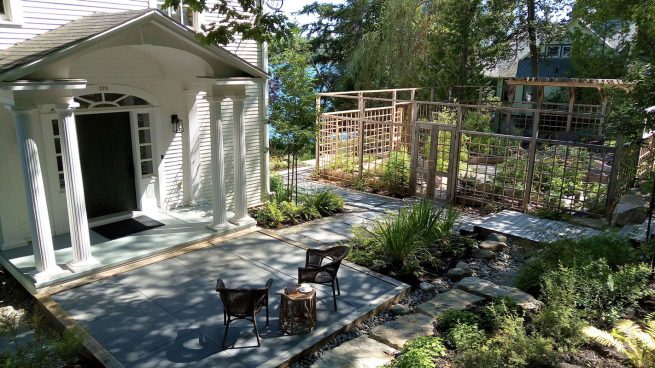 Potager et aire de repos en façade entrée invitante