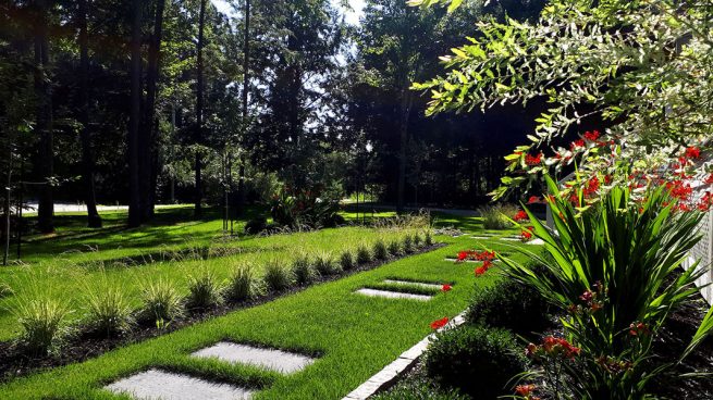 Croscosmia en façade entrée invitante