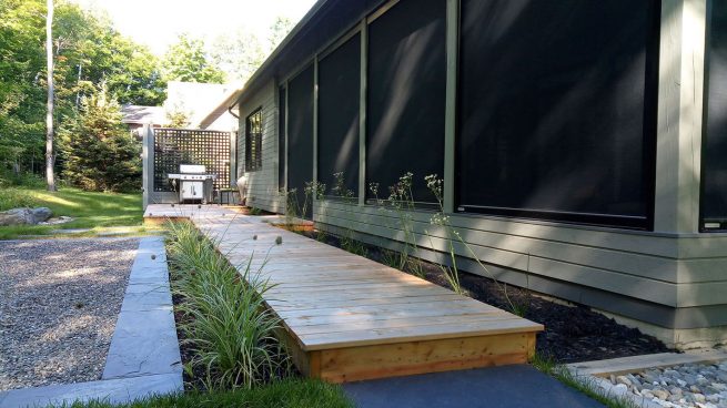 Patio de bois et matières naturelles pierre, galets et végétaux