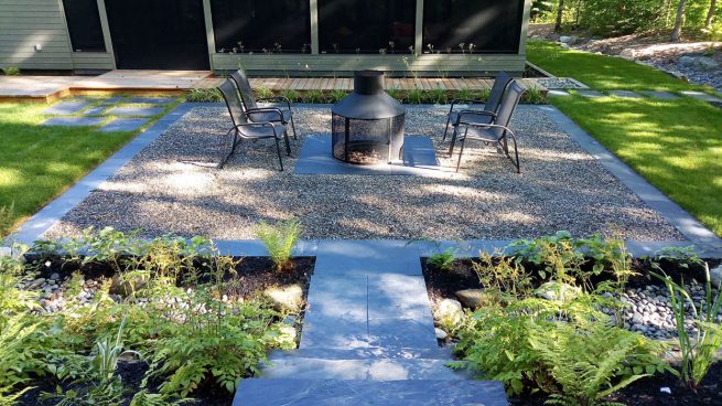 Place de feu en matières naturelles pierre, galets et végétaux